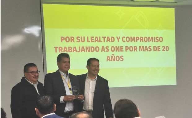 SATISERCOM management receiving a DHL recognition for more than twenty years of service